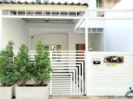 Bann Sawasdee Donmueng- Saimai หลังใหญ่ ฟรี wifi，位于Ban Sai Mai的酒店