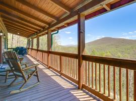 Family Cabin with Private Hot Tub and Views in Boone!，位于布恩的酒店