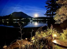 Private Room On Waterfront Property With Hot Tub & Firepit - Sea Esta，位于尤克卢利特的酒店