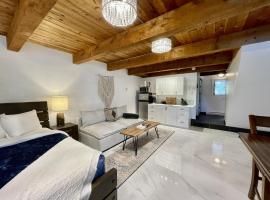 Waterfront Hot Tub Firepit King Bed - 6H，位于尤克卢利特的酒店