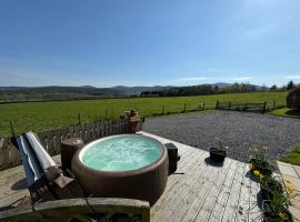 Drumhead Cottage Finzean, Banchory Aberdeenshire Self Catering with Hot Tub，位于Finzean的公寓