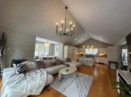Modern House Family Retreat，位于巴港的酒店