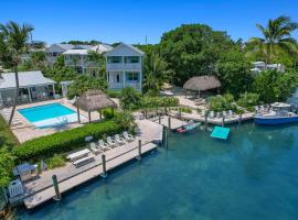 Isla Key Lime - Waterfront Boutique Resort, Htd Pool, Dock, Walkable，位于伊斯拉莫拉达的乡村别墅