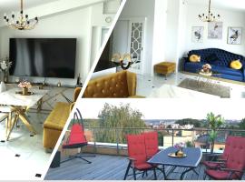 Luxury Penthouse with Large Terrace & Panoramic Old Town View，位于维尔纽斯Vilnius TV Tower附近的酒店