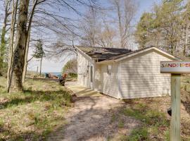 Beachfront Lake Michigan Cottage Fire Pit and Deck，位于马斯基根的酒店