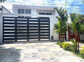 Casa con piscina en zona urbana - San Martín，位于San Martín的酒店