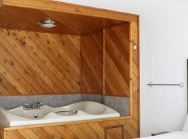 Bridge Inn Tomahawk - Suite 201, Kitchen, Hot Tub, Fireplace, Balcony, River View，位于Tomahawk的酒店