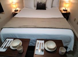 069A Private Suite with kitchenette near South Rim Sleeps 4，位于瓦莱的酒店