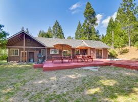 Authentic North Fork Cabin with Dock and Private Deck!，位于North Fork的酒店