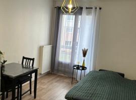 Studio en face de la mairie，位于Beaumont的酒店