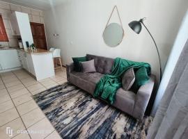 Apartment in Boksburg near OR TAMBO INTERNATIONAL AIRPORT，位于博克斯堡的酒店