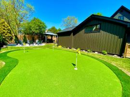 Stylish Downtown Kingsville Getaway with Putting Green, Firepit & Games，位于Kingsville的酒店