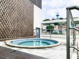 Lujoso Depa con piscina - jacuzzi y vista al rio desde la habitación