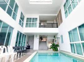 The Inn10 Pool Villa Pattaya, Entire Villa, 9 Bedrooms, Private Indoor Swimming Pool, ดิ อินน์เท็น，位于芭堤雅市中心的无障碍酒店