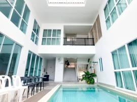 The Inn10 Pool Villa Pattaya, Entire Villa, 9 Bedrooms, Private Indoor Swimming Pool, ดิ อินน์เท็น，位于芭堤雅市中心的酒店