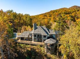 Mountain Bliss: Estate w/ Views~FirePit~Hot Tub~Gburg 5min~3 Pools，位于加特林堡的乡间豪华旅馆