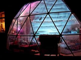Waipu Off-grid Eco Geodesic Glamping Dome，位于怀普的豪华帐篷