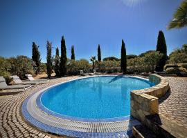 Quarteira Premium Villa With Pool by Homing，位于奎特里拉的酒店