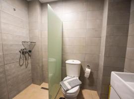 Central studio flat in the heart of Kos town，位于科斯镇的自助式住宿