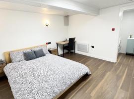 Welsh Holiday Accommodation - Modern Living，位于彭布罗克码头的酒店