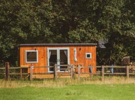 The hideaway at hiddenwood glamping，位于Corsley的露营地