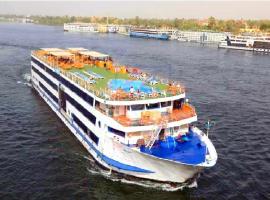 live Nile in style Nile cruise in Luxor and Aswan，位于卢克索的船屋