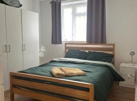 2 Bed Apartment in Barking with free Parking and WIFi，位于依尔福的酒店