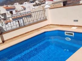 Ático con piscina privada en el corazón de Nerja!，位于内尔哈的酒店