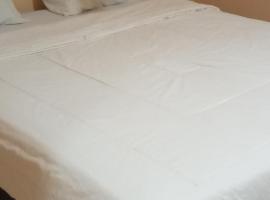 Reneisans hotel，位于克里穆图的带按摩浴缸的酒店
