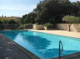 Maison et jardin dans résidence avec piscine