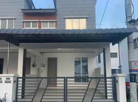 2storey Asraf's homestay，位于Kampung Bota Kiri的度假屋