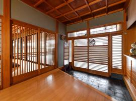 Renovated in March, Shirokiya vacation rental house with a bath made from natural Kiso cypress，位于胜山市的度假屋