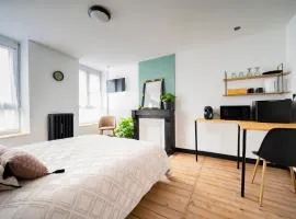 Élégante chambre avec salle de douche privative