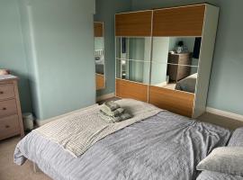 Quiet double bedroom with garden view/ breakfast，位于Hazel Grove的民宿