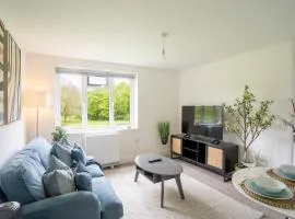 Modern Apt with Free Parking & Park Views in MK