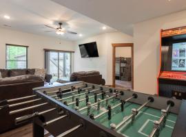 3BR Walk-In Near Silver Dollar City - Game Room - Pool - FREE TICKETS INCLUDED - RR93A，位于布兰森的酒店