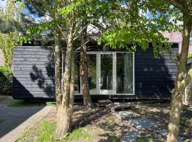 A tiny house close to nature - Amsterdam region，位于莱利斯塔德的酒店