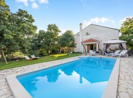 Awesome Home In Lozovac With Jacuzzi，位于罗佐瓦克的酒店