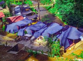 wulandari reverside camping ground pinus singkur，位于万隆的豪华帐篷