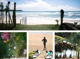 Calma - Surf, Yoga & Coffee on a Private Beach，位于迪克韦勒的酒店