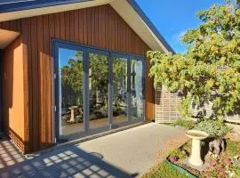 Equestrian View - Gorgeous Cozy Bungalow Shotover