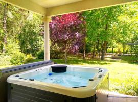 Le Parc Jean Édouard - Spa avec jacuzzi privé - Superbe villa 4 chambres - 9 couchages - 6 lits - Poêle - Parking - Climatisation réversible- Terrasse ombragée et grand jardin，位于Montech的酒店