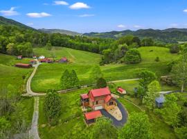 Hidden Star Hideaway-Blackberry Farm-Smoky Mtn Nat Park-Hot Tub- Fire Pit- Fenced Yard- Pet Friendly，位于Walland的酒店