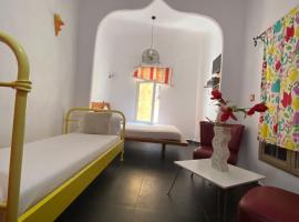 Hostal Valencia - private room with bathroom，位于舍夫沙万的酒店