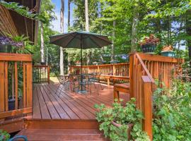 Beautiful Log Cabin Wooded Lake Access Interlochen Arts Academy，位于Interlochen的酒店