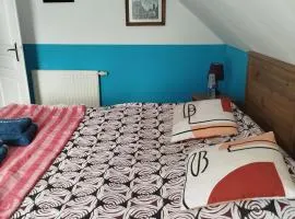 Chambre bleue dans maison avec parking