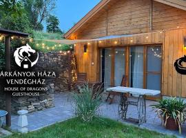 Sárkányok Háza Vendégház - House of Dragons Guesthouse，位于Raposka的旅馆