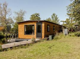 House boat on lake near Amsterdam，位于芬克芬的酒店