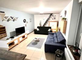 Agréable maison de ville cosy de 122m² + extérieur，位于Wattrelos的酒店