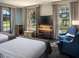 Hotel Ursa，位于Orono的带停车场的酒店